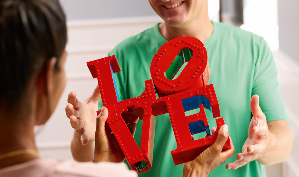 Stavebnice LEGO® Art 31214 LOVE Stavění 791 dílků LEGO nabízí dospělým možnost zpomalit a vytvořit dekoraci vhodnou na polici, stůl či komodu.