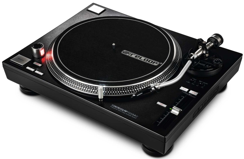 Detail gramofonu Reloop RP-7000 MK2 se esovitým ramenem a ovládáním rychlosti