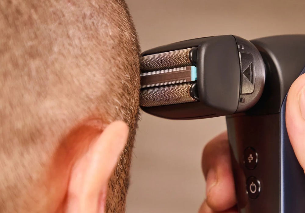 Holicí strojek na hlavu Remington Balder XF8000 černý Detailní přiblížení dvouplanžetového holicího strojku Remignton XF8000 Balder při holení hlavy.