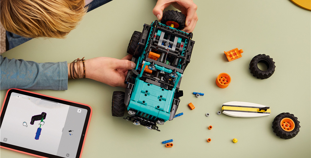 Stavebnice LEGO® Technic 42227 SUV Jeep® Wrangler Rubicon Surfové prkno a gumová kachnička dodávají modelu osobitý charakter a odkazují na zábavnou kulturu fanoušků Jeepů.