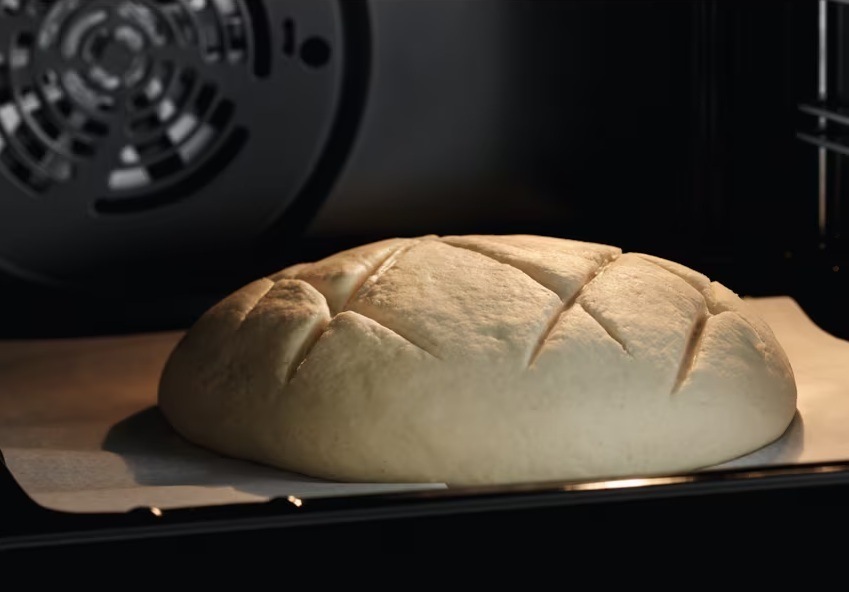 Indukční sporák Electrolux LKI564266X nerez Čerstvý chleba na plechu v troubě Electrolux.
