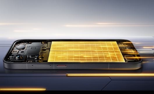 Pohled na zadní stranu na baterii smartphone POCO