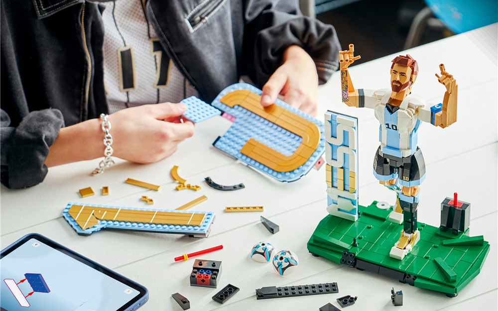 958 kostek a aplikace LEGO Builder provází stavěním krok za krokem a umožňují model vystavit samostatně nebo s dalšími sety.