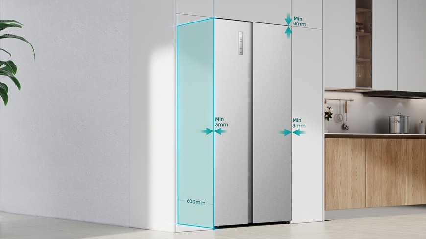 Americká chladnička Hisense RS3P538NAIE je vložena do kuchyňského výklenku o hloubce 60 cm.