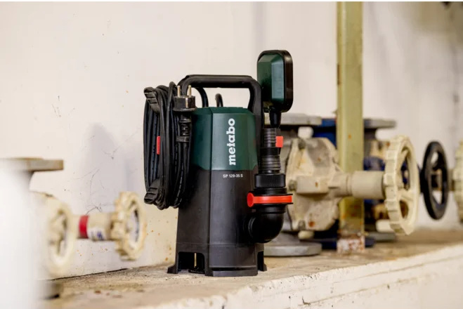Ponorné čerpadlo Metabo SP 120-35 S umístěné v technické místnosti.