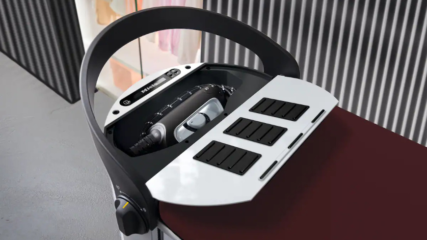 Žehlicí systém Miele B4847 FashionMaster 4.0 Úložný prostor na žehličku v žehlicím systému