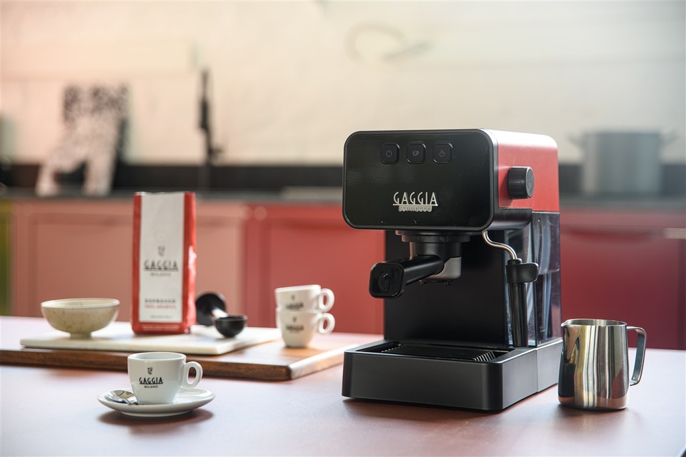 pákový kávovar Gaggia Espresso Style při přípravě espressa v moderní kuchyni