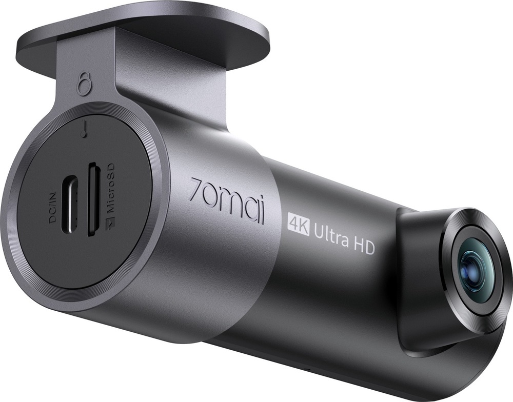 Zadní šikmý pohled na autokameru 70mai M310 Plus 4K s objektivem, držákem na sklo, napájecím konektorem USB-C a slotem pro kartu microSD.
