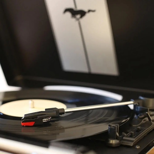 Gramofon ION Mustang LP černý