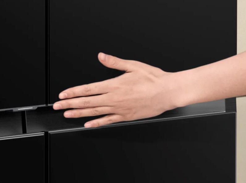 Americká lednice Samsung RM90F67CECEO černá Ruka na dveřích lednice - dotykové otevírání