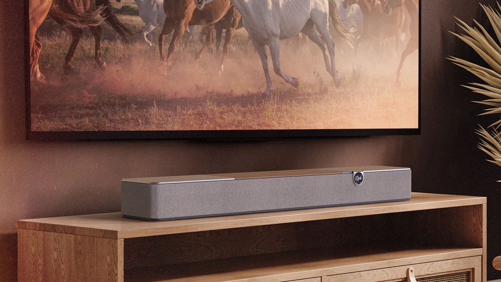 Soundbar Klipsch Flexus Core 100 hnědý Integrované subwoofery posílí dunivé basové hloubky pro nový rozměr zvuku