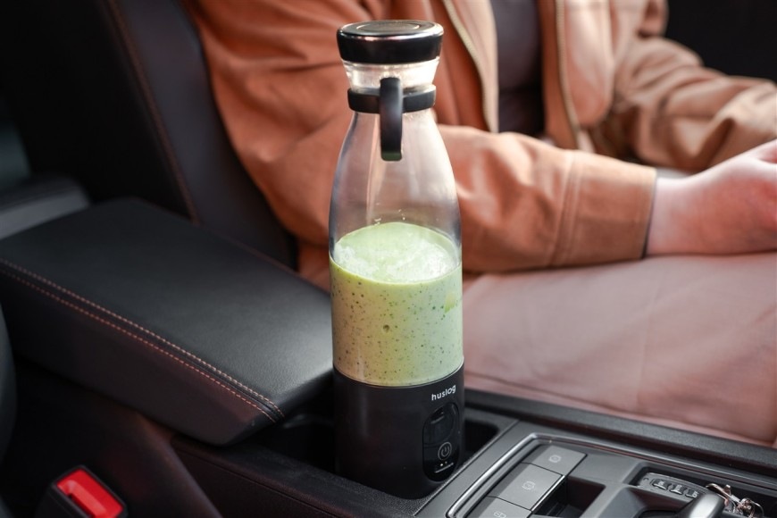 Stolní mixér Huslog HUS1026 se smoothie je přepravován v autě