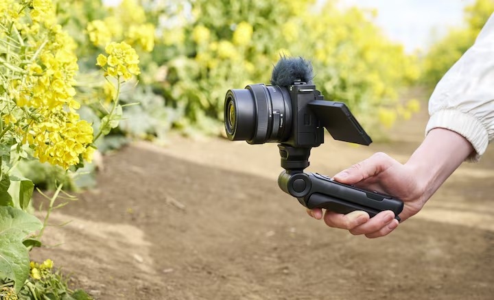 Ruka svírající stabilní grip Sony GP-VPT3 při snímání květin