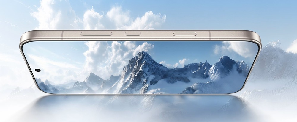Displej 8000 nitů, 120 Hz a HDR Vivid zajišťuje extrémní jas, plynulý obraz a věrné barvy i na přímém slunci.