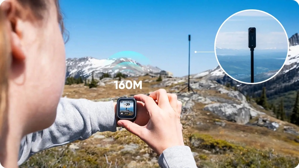 Dálkový ovladač Insta360 GPS/MIC černý Osoba v horské krajině ovládá kameru Insta360 pomocí dálkového ovladače GPS/MIC