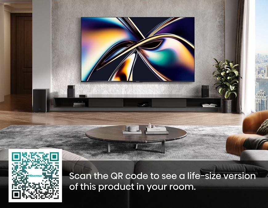 Televize Hisense 55U8Q Televize Hisense umístěná v obývacím pokoji. Ve spodní části obrázku je QR kód, umožňující detailní prohlédnutí TV
