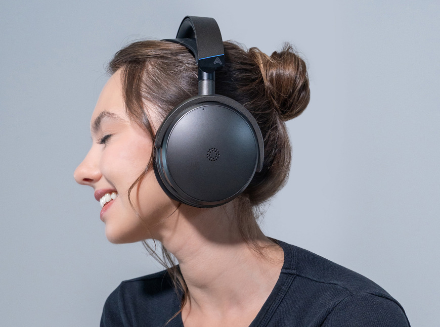 Headset Audeze Maxwell 2 Xbox šedý Audeze Maxwell 2 na hlavě uživatelky při poslechu