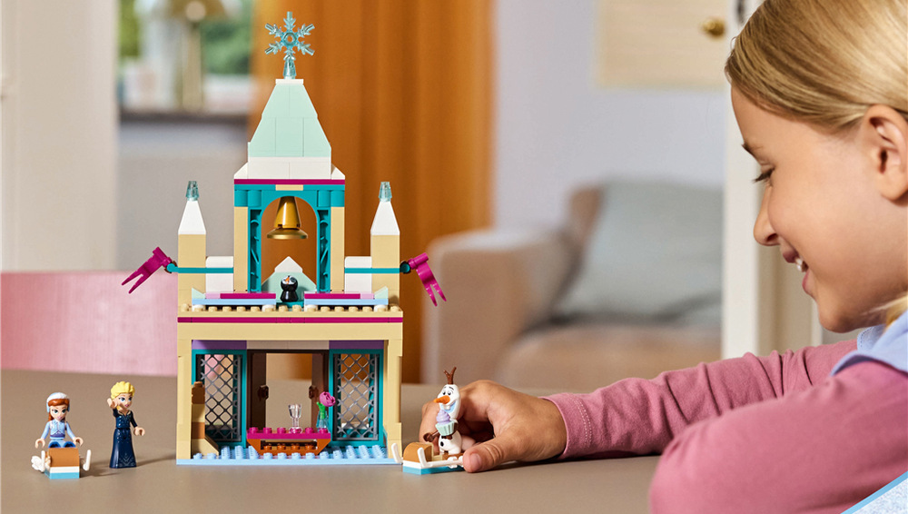 Stavebnice LEGO® │ Disney Ledové království 43265 Hrad Arendelle z filmu Ledové království Dvoje sáňky rozšiřují hraní o závody a po dobrodružství promění hrad v pohádkovou dekoraci.