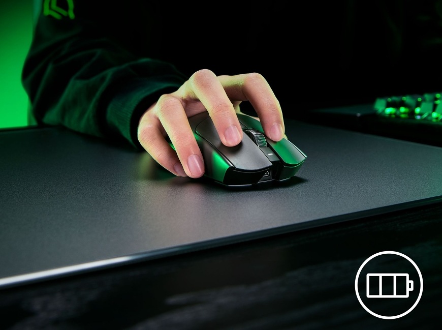 Myš Razer VIPER V3 PRO SE Wireless Esports Gaming černá Myš při reálném použití v herním prostředí, kdy ruka hráče svírá tělo myši a zdůrazňuje přesnost ovládání a nízkou hmotnost