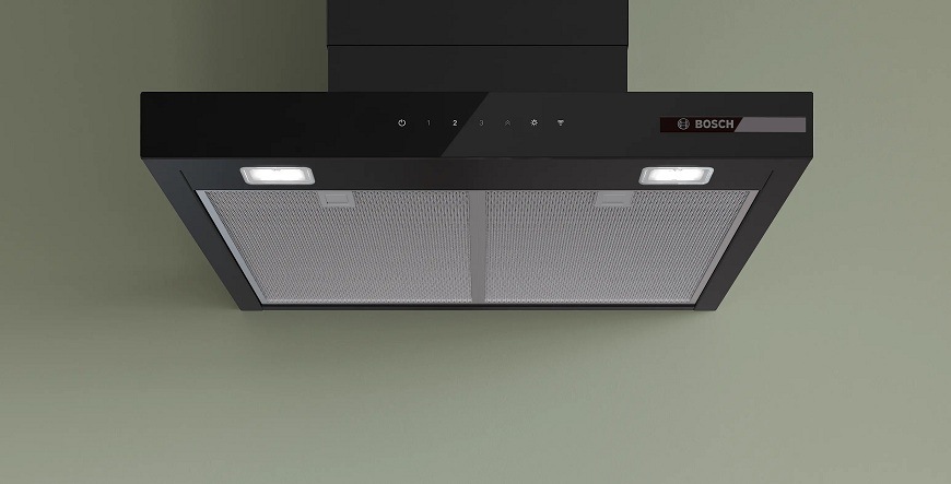 Odsavač par Bosch Serie 6 DWB67DN60 černý Přední pohled na odsavač par Bosch DWB67DN60 na zelené zdi