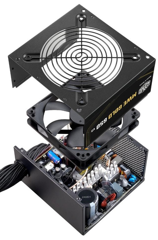Zdroj Cooler Master MWE Gold V3 650W, 80+ Gold, ATX 3.1 černý Na obrázku je rozložený napájecí zdroj Cooler Master, u kterého je vidět vnitřní konstrukce. Horní kryt s ventilátorem je odklopený nad tělem zdroje a dole jsou odkryté elektronické součástky, chladiče, cívky a kabeláž. Obrázek ukazuje vnitřní uspořádání zdroje a jeho chladicí ventilátor.