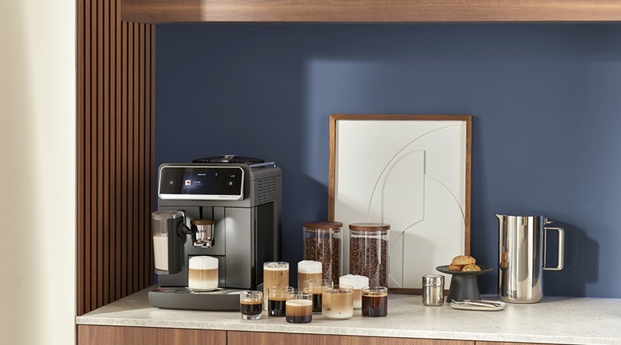 Automatický kávovar Philips 8000 Series LatteGo Pro EP8757/92 šedý Automatický kávovar Philips EP8757/92 s moderním dotykovým displejem připravuje širokou nabídku kávových specialit s jemnou mléčnou pěnou a elegantně doplní každou moderní kuchyni či domácí coffee corner.