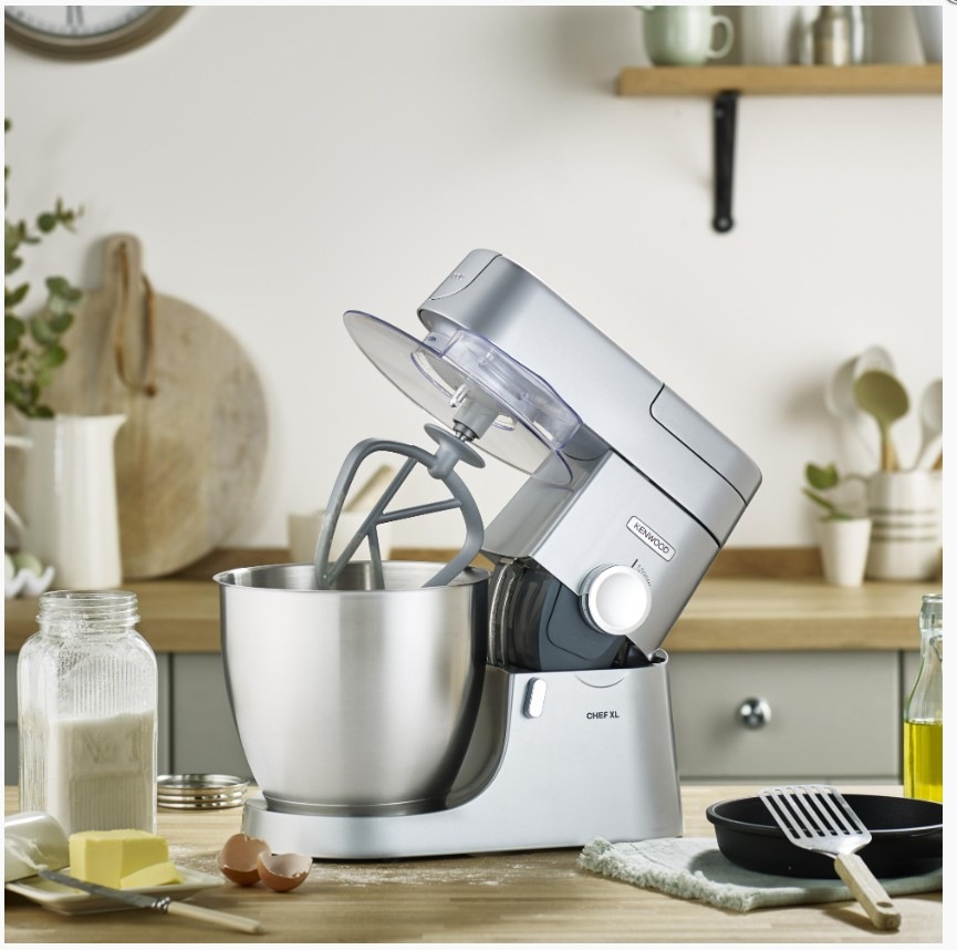 Kuchyňský robot Kenwood KVL 4100 S Chef XL na kuchyňské lince a k-metla