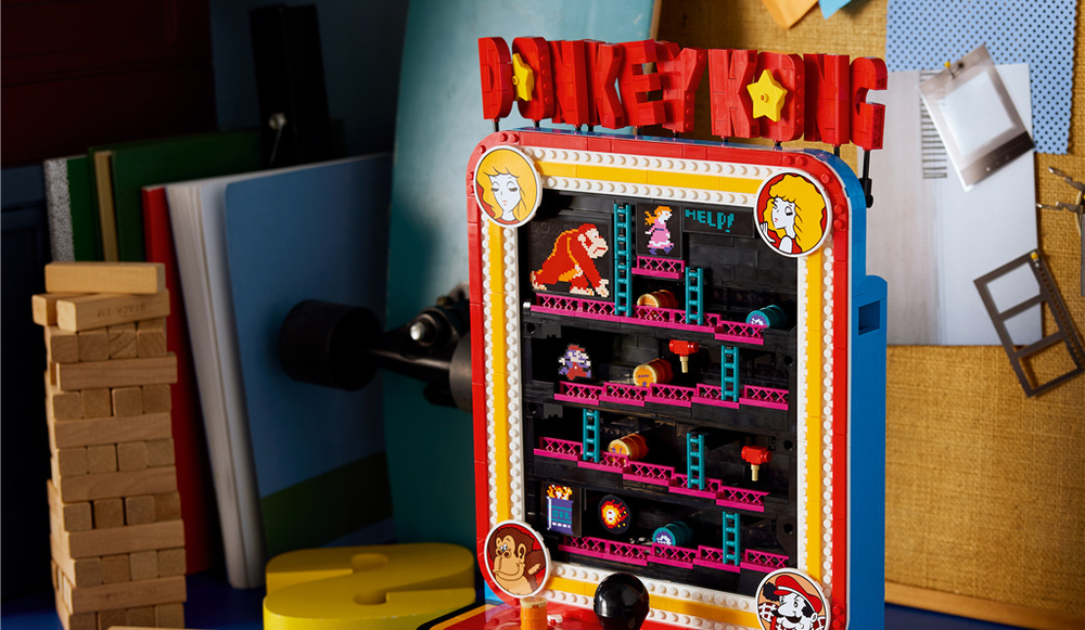 Stavebnice LEGO® 72051 Arkádová hra Donkey Kong™ Retro model z 1 371 dílků nabízí dospělým kreativní výzvu a digitální návod v aplikaci LEGO Builder.