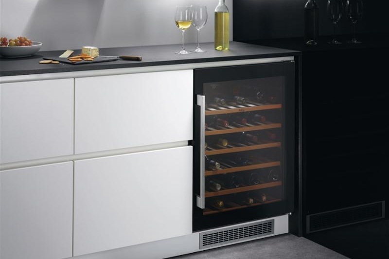 Vinotéka AEG SWB66001DG černá