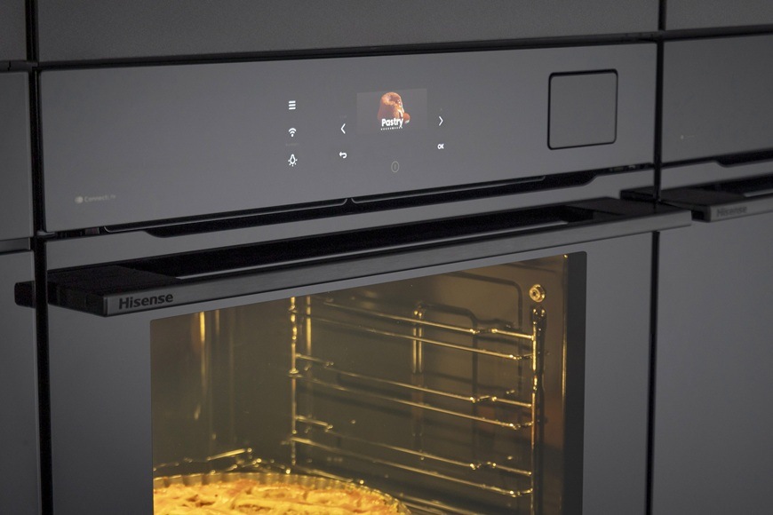 Trouba Hisense BFS615S8B černá Detailní záběr na ovládací panel u vestavné trouby Hisense BFS615S8B. Uvnitř trouby se peče koláč.