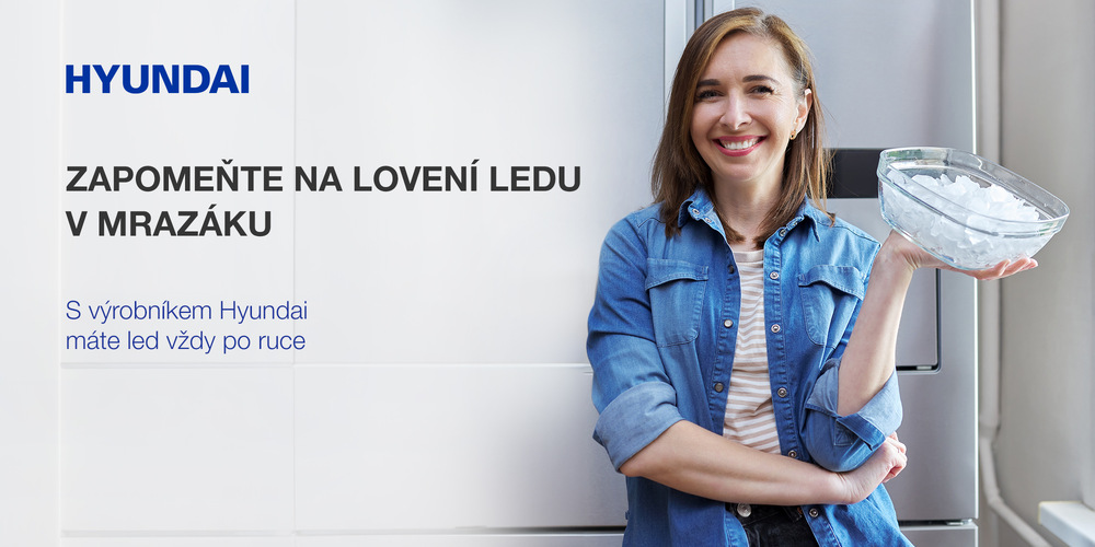 Výrobník ledu Hyundai ICEM12S stříbrný Lifestylová fotografie ženy v džínové košili, která drží mísu ledu. Vedle ní je nápis: Zapomeňte na lovení ledu v mrazáku – s výrobníkem Hyundai ICEM12S máte led vždy po ruce