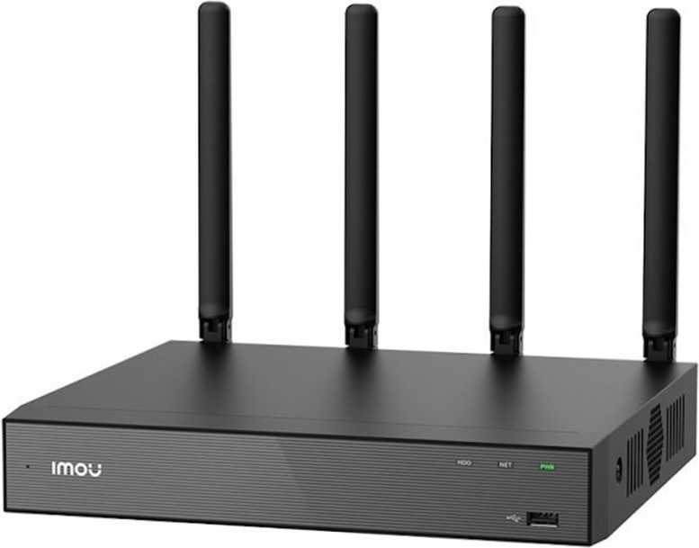 Na obrázku je černý síťový rekordér Imou N110W focený šikmo zepředu. Má nízké hranaté tělo a na horní straně čtyři vysoké externí antény, které trčí svisle nahoru. Přední panel je jednoduchý, s jemným vodorovným žebrováním, logem Imou vlevo a malými stavovými kontrolkami vpravo.