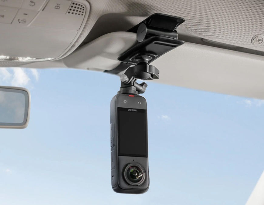 Držák Insta360 Flexi Clip upevněný v autě i s kamerou Insta360