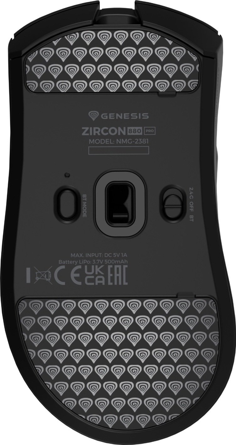 Spodní strana myši Genesis Zircon 880 PRO s optickým senzorem uprostřed, tlačítkem režimu Bluetooth a přepínačem mezi 2,4 GHz, vypnutím a Bluetooth. Nahoře a dole jsou velké skleněné kluzáky.