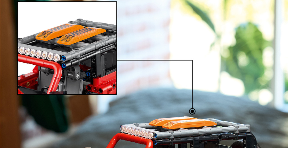Stavebnice LEGO® Technic 42213 SUV Ford Bronco® Funkční odpružení, motor V6, pevná náprava a řízení rezervním kolem přinášejí realistický zážitek z jízdy.