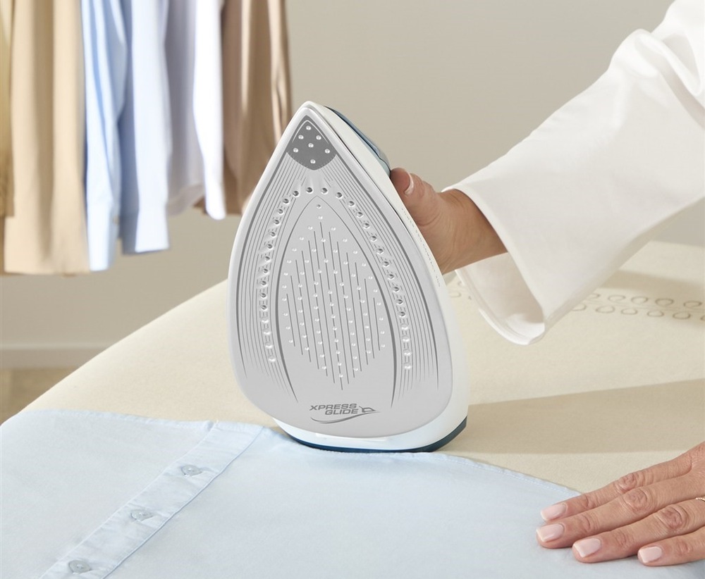Žehlicí systém Tefal SV6212E0 Power Pro Compact 200 bílý/modrý Na obrázku je detail keramické žehlicí polochy, která hladce klouže po látkách a napomáhá dostat sílu páry tam, kde je potřeba. Užijte si dokonale rovných výsledků žehlení.