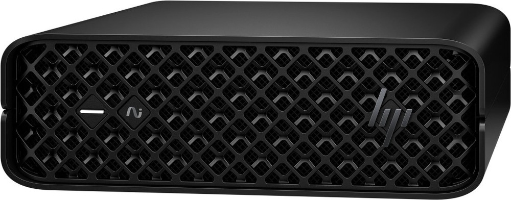 PC mini HP Z2 Mini G1i černý Na obrázku je kompaktní stolní počítač HP Z2 Mini G1i v černém provedení. Je zachycený zepředu a mírně z boku, má nízké široké tělo se zaoblenými rohy a celé čelo kryje výrazná mřížka s hustým geometrickým vzorem. Vlevo jsou dva malé ovládací prvky a vpravo logo HP.