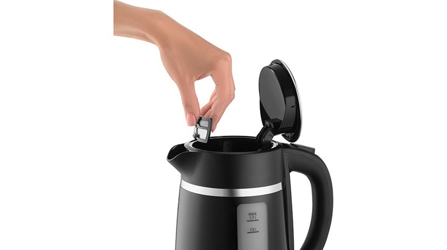 Rychlovarná konvice Sencor SWK 2710BK, 1,7 l černá Žena odjímá jednou rukou filtr proti nečistotám a vodnímu kameni.