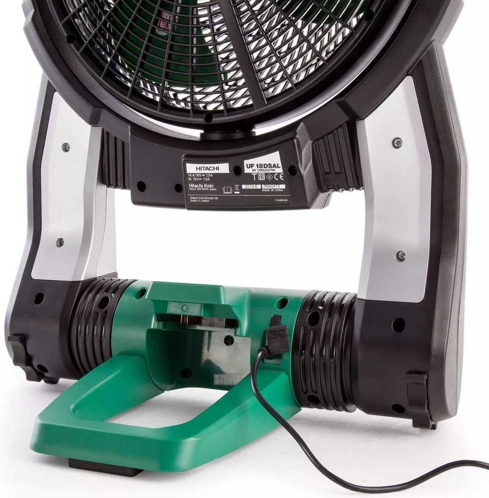 Ventilátor podlahový HIKOKI L0Z (bez baterie) černý/zelený Detail spodní části ventilátoru HiKOKI se sloty pro baterii a napájecím kabelem.