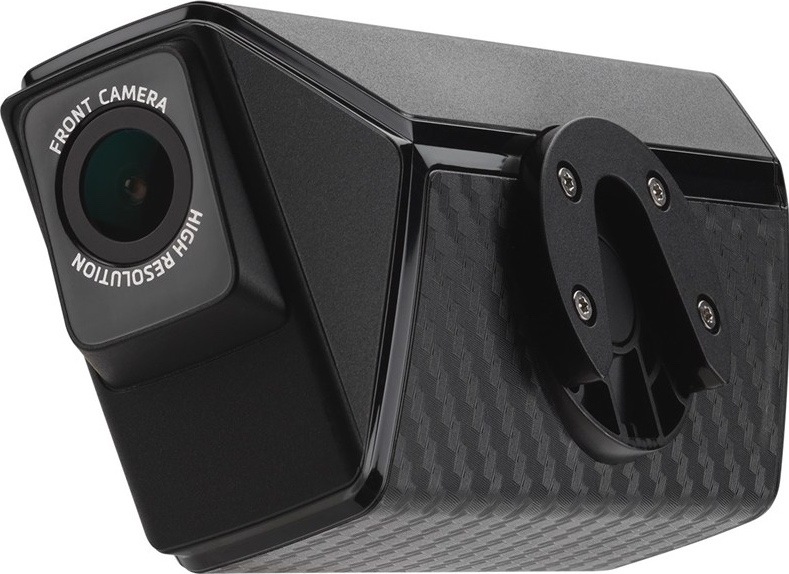 Černá motokamera Mio MiVue MP20 z předního šikmého pohledu. Na levé straně vystupuje objektiv přední kamery, na boku je polohovatelný držák pro upevnění na helmu. Tělo má hranatý tvar a povrch s jemnou strukturou.