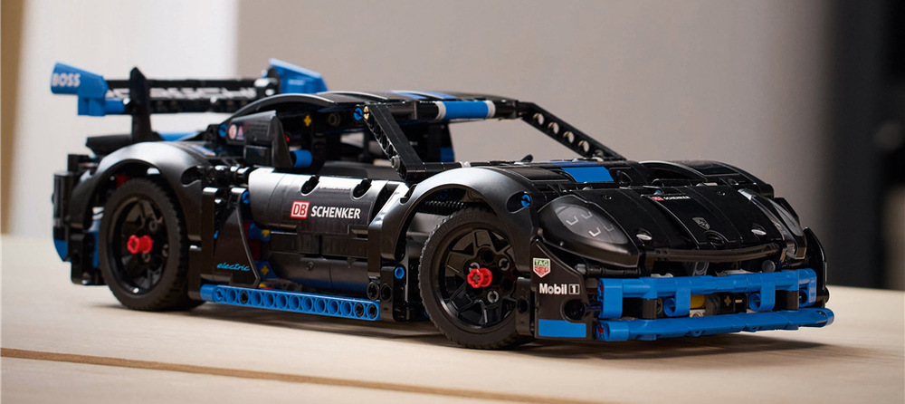Stavebnice LEGO® Technic 42176 Závodní auto Porsche GT4 e-Performance Aplikace LEGO Builder nabízí interaktivní 3D návod, který dětem usnadní stavění a umožní sledovat jeho postup
