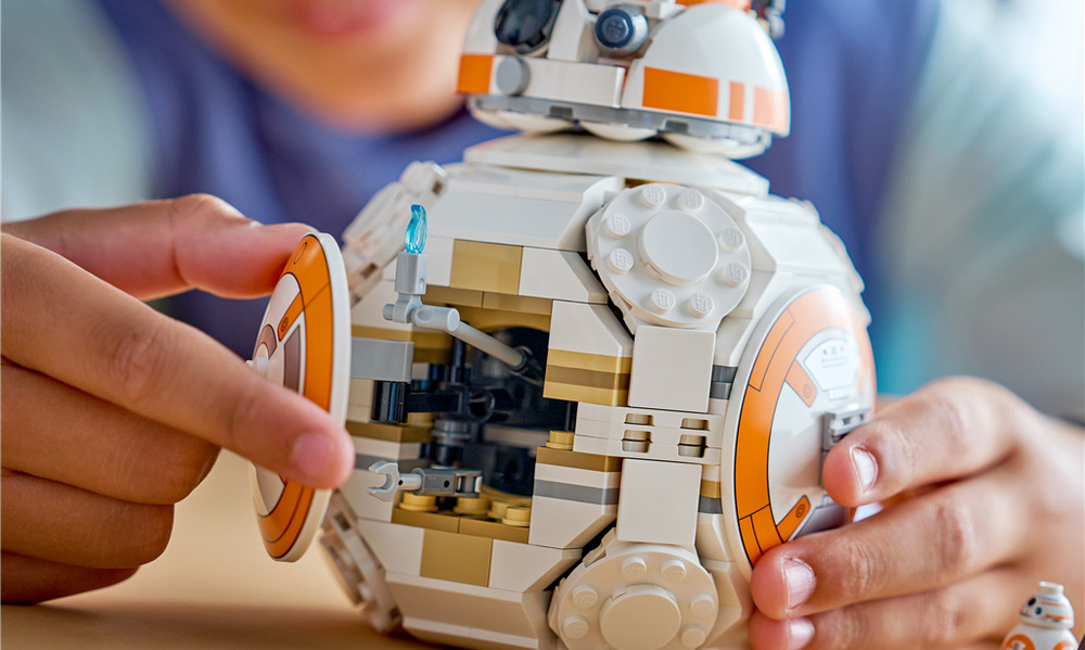 Po otevření poklopu se objeví „ruka s hořákem“, která připomíná známou scénu z filmu Star Wars.