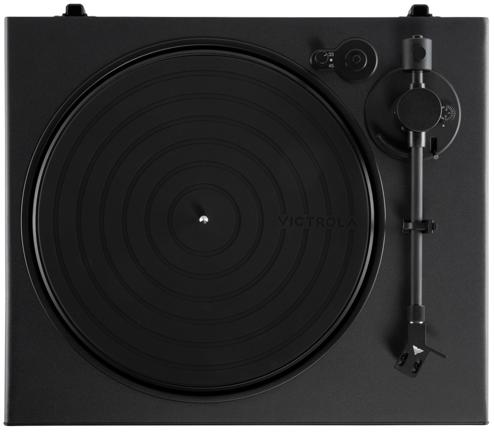 Detail horní desky gramofonu Victrola VPT-1520 Wave s hliníkovým talířem, přepínačem rychlosti 33 a 45 RPM a raménkem s přenoskou