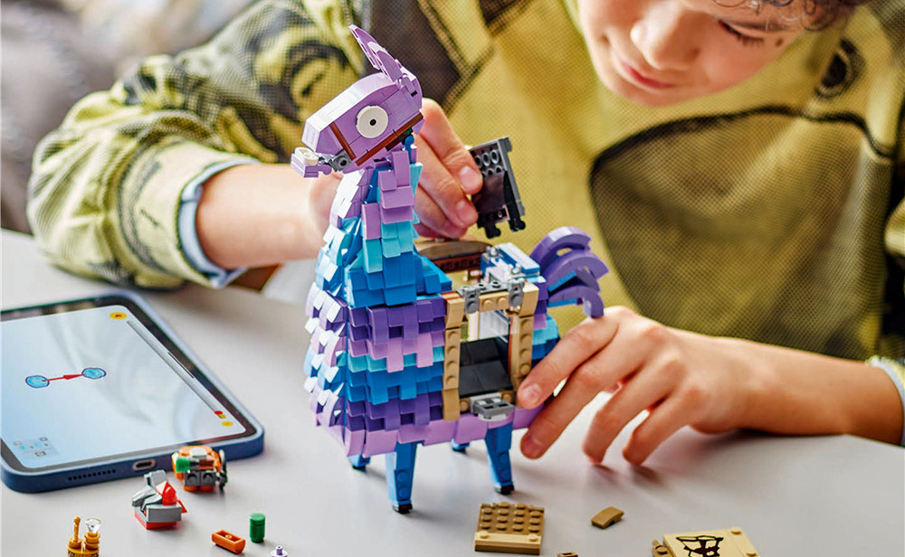 Stavebnice LEGO® Fortnite® 77071 Supply Llama Otevírací tlama ukrývá zásoby a doplňky jako Grappler, Slurp Juice, Rough Ruby nebo Dynamite.