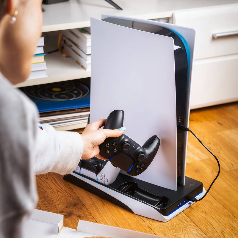 Dokovací stanice FIXED pro PlayStation 5 s chlazením a nabíjením pro dva ovladače DualSense černá/bílá FIXED Multifunkční dokovací sanice pro PS5
