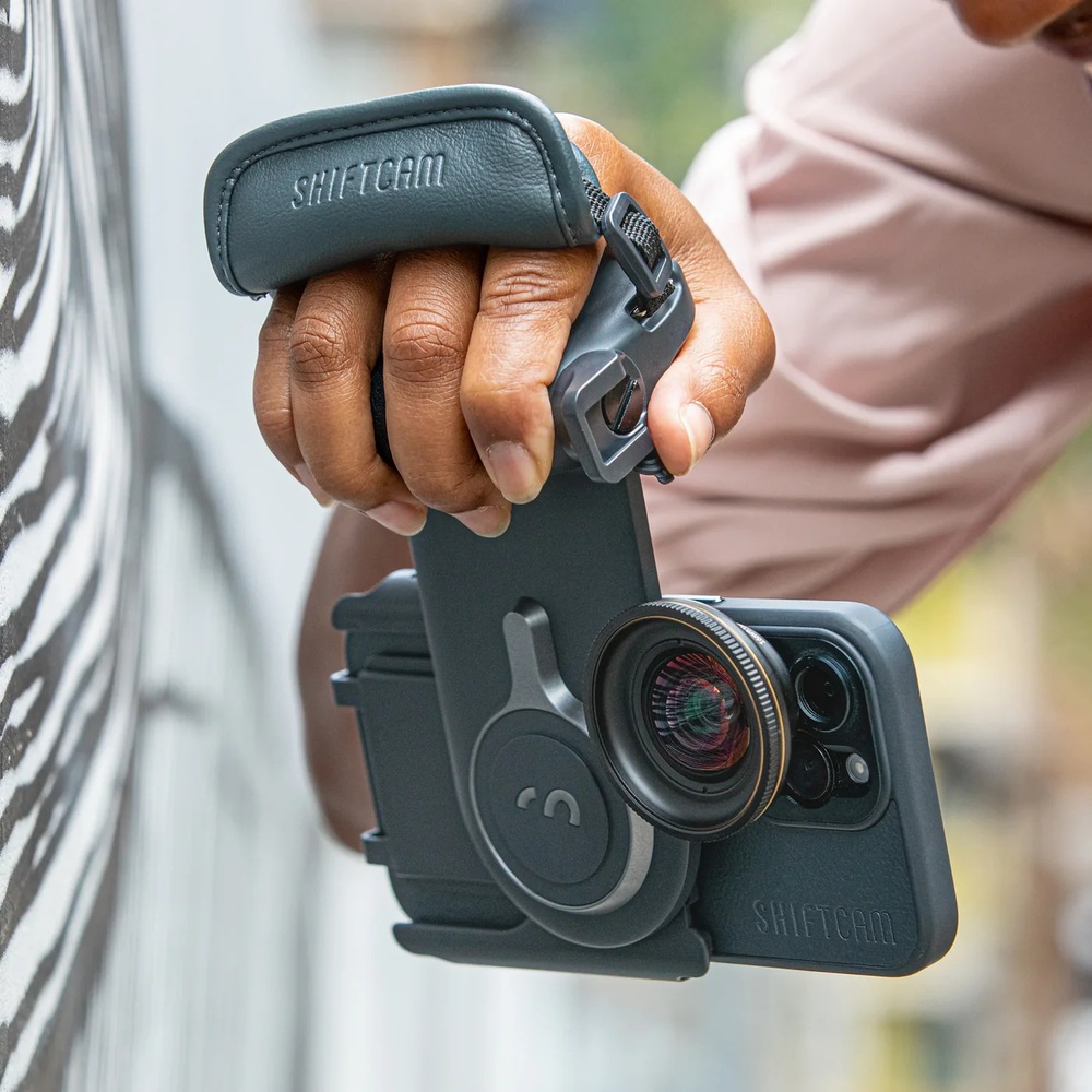 Držák na mobil ShiftCam ProGrip Starter Kit černý Ruka drží držák na mobil ShiftCam ProGrip