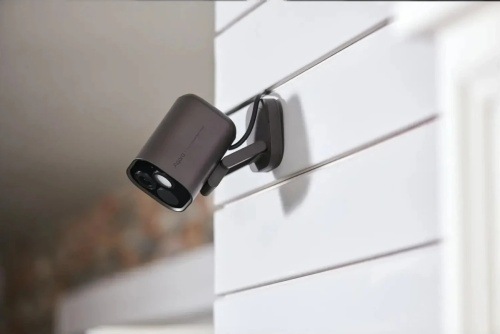 IP kamera Aqara Hub G5 Pro Wi-Fi šedá Kamera Aqara G5 Pro namontovaná na zdi domu, pohled zdola.