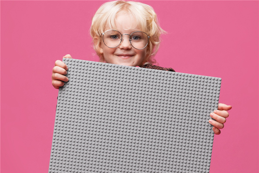 Stavebnice LEGO® Classic 11024 Šedá podložka na stavění Šedá podložka rozšíří možnosti sad LEGO Classic a dětem od čtyř let nabídne více prostoru pro kreativní projekty.