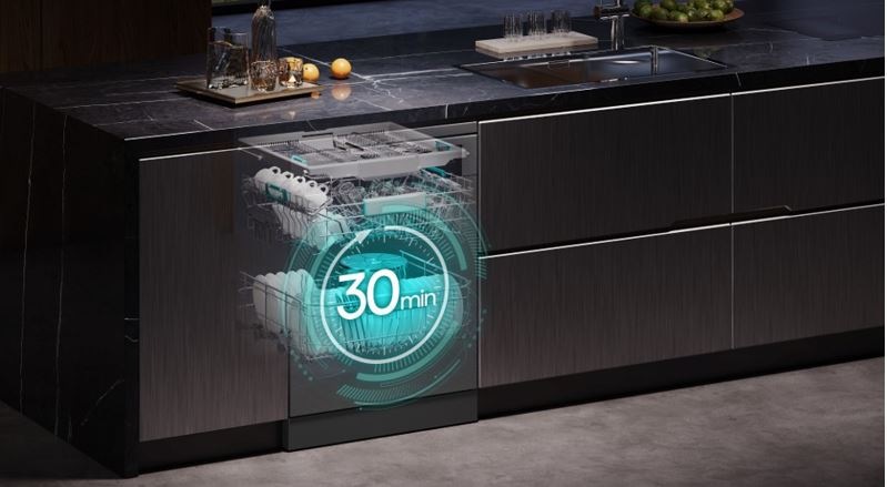 myčka Hisense HS693A90ADBX, v níž je znazorněné číslo 30, jako znazornění, že krátky program trva 30 minut.