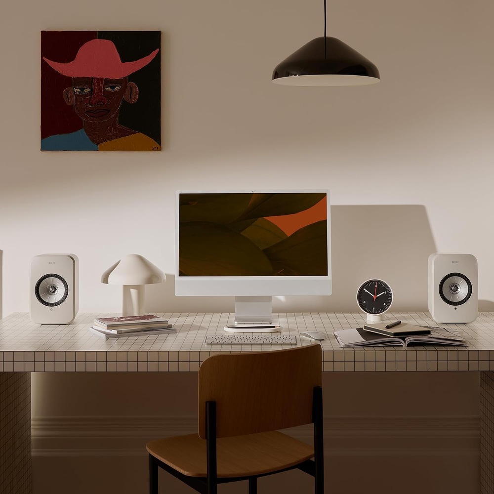 Reproduktory KEF LSX II LT (2 ks) bílé Reproduktory KEF LSX II LT na pracovním stole po stranách počítače.
